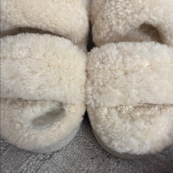 UGG Fluffy Cream Slides - Picture 10 of 11